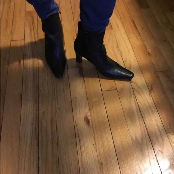 Black ankle leather boots, 6.5, “leather & man made upper,” excellent condition. - Picture 5 of 6